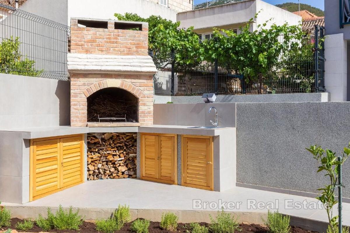 Maison neuve dans le centre-ville - trois appartements et une cour