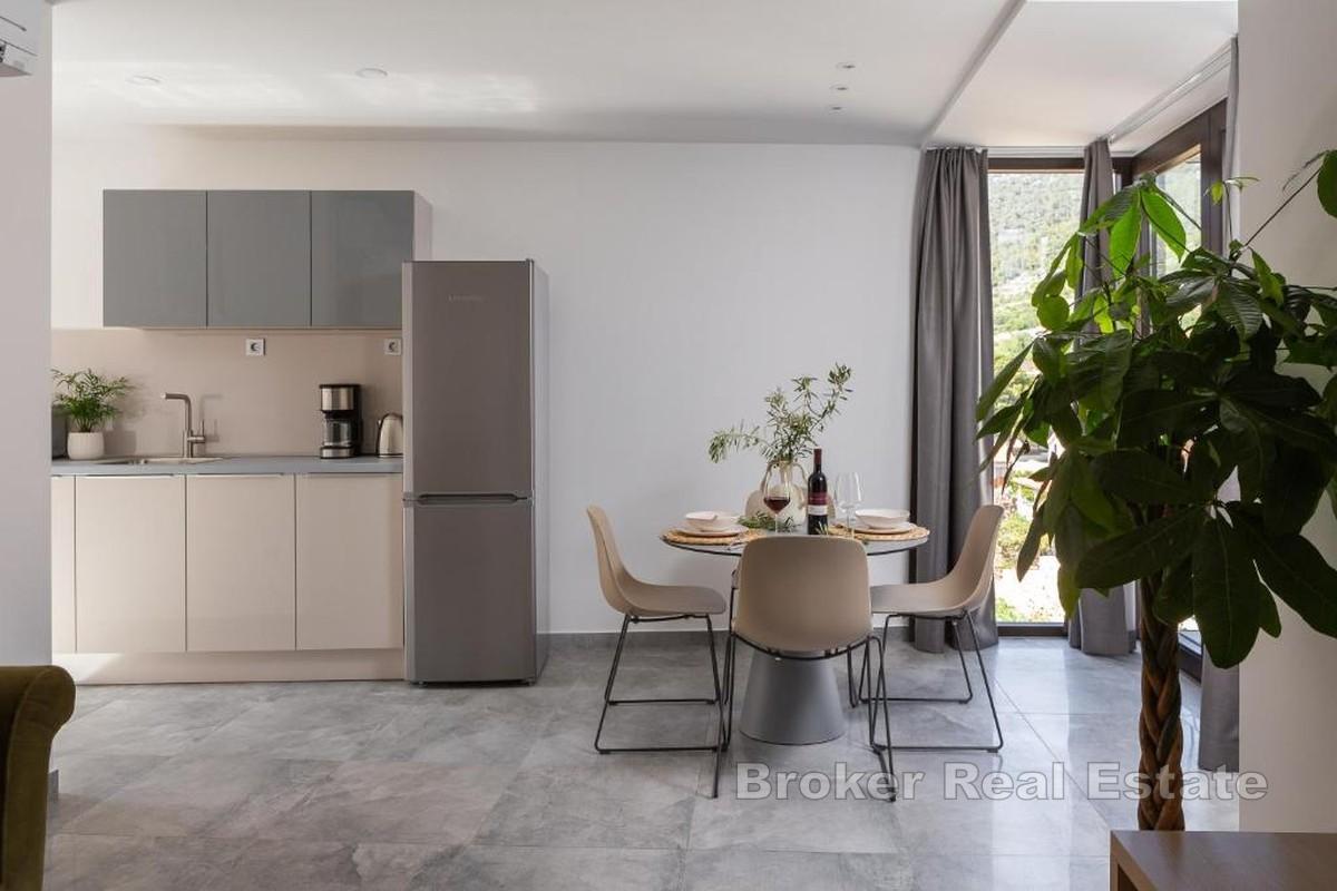 Novoizgrađena kuća u centru grada - tri apartmanske jedinice i dvorište