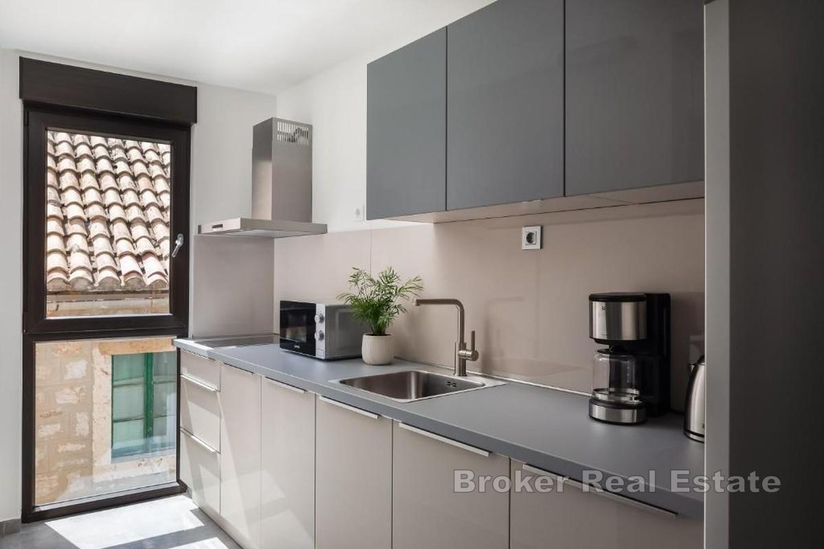 Maison neuve dans le centre-ville - trois appartements et une cour