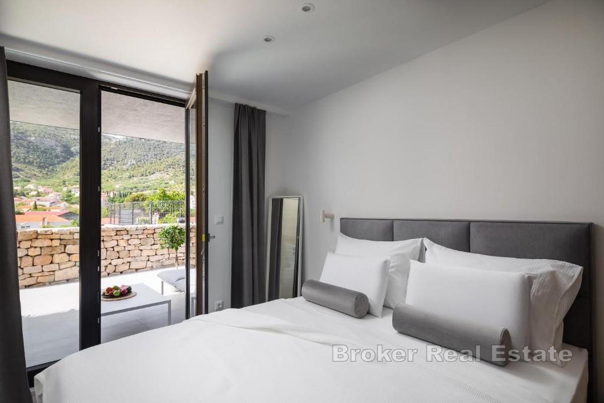 Maison neuve dans le centre-ville - trois appartements et une cour