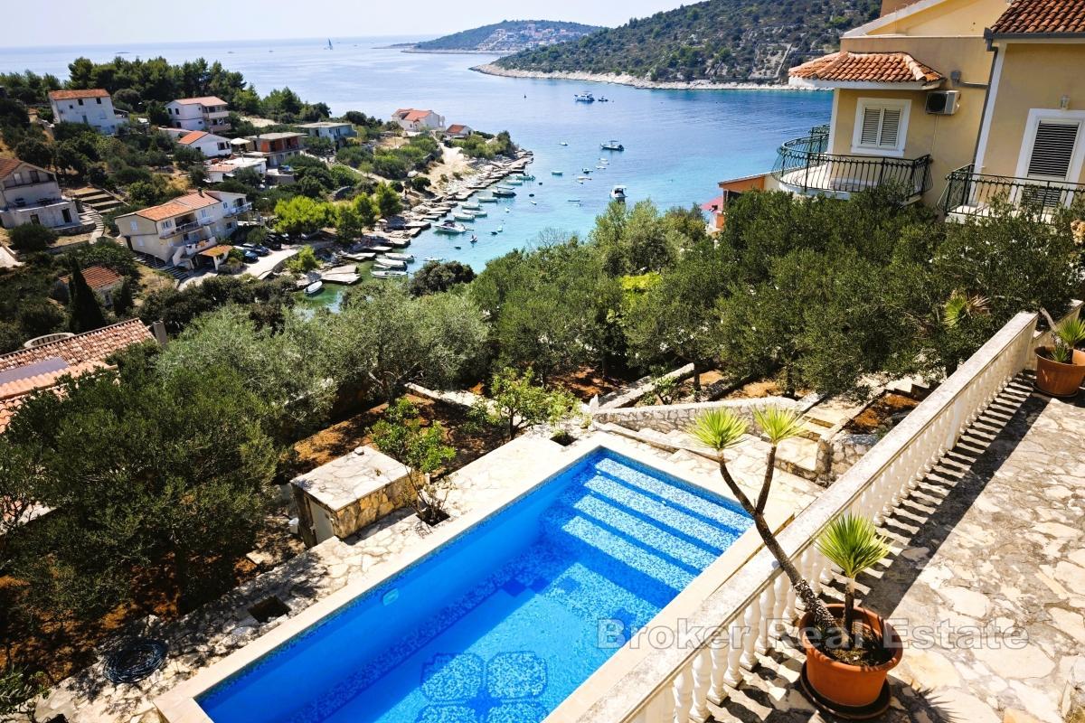 Villa avec piscine et oliveraie, à 70 m de la mer