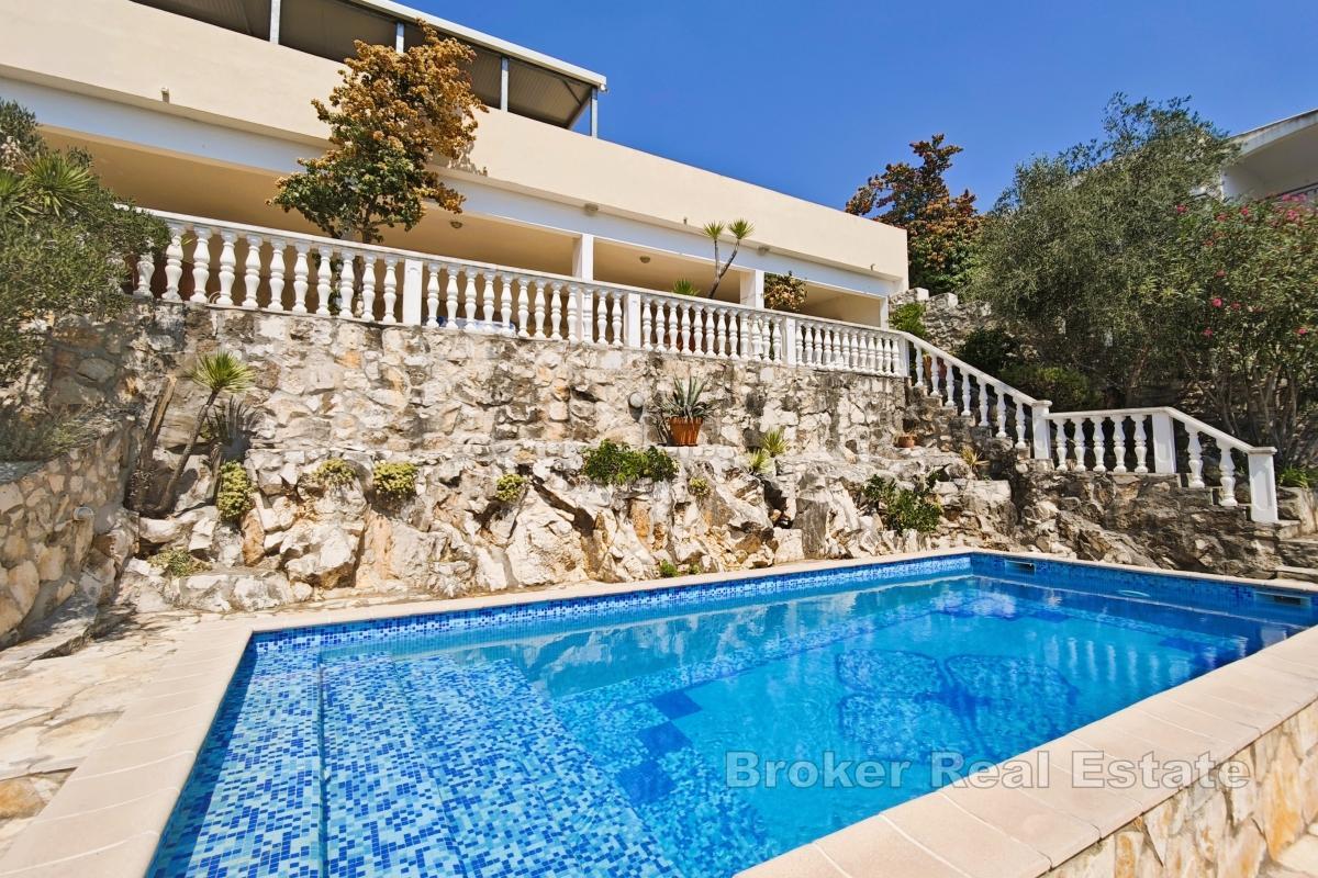 Villa med pool och olivlund, 70 m från havet