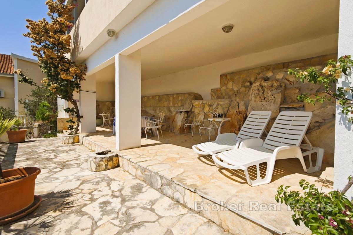 Villa med pool och olivlund, 70 m från havet