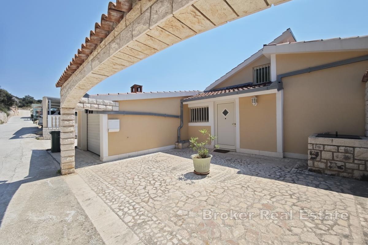 Vila s bazénem a olivovým hájem, 70 m od moře