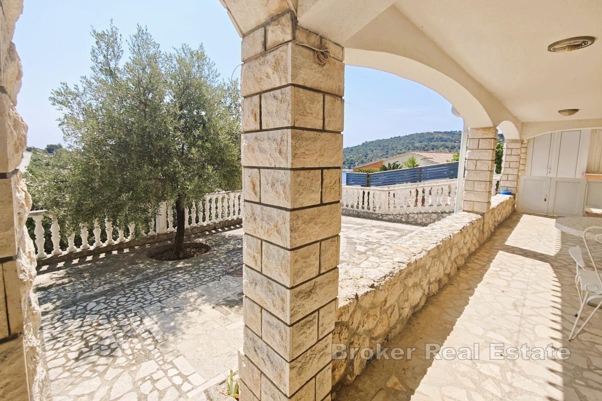 Vila s bazénem a olivovým hájem, 70 m od moře