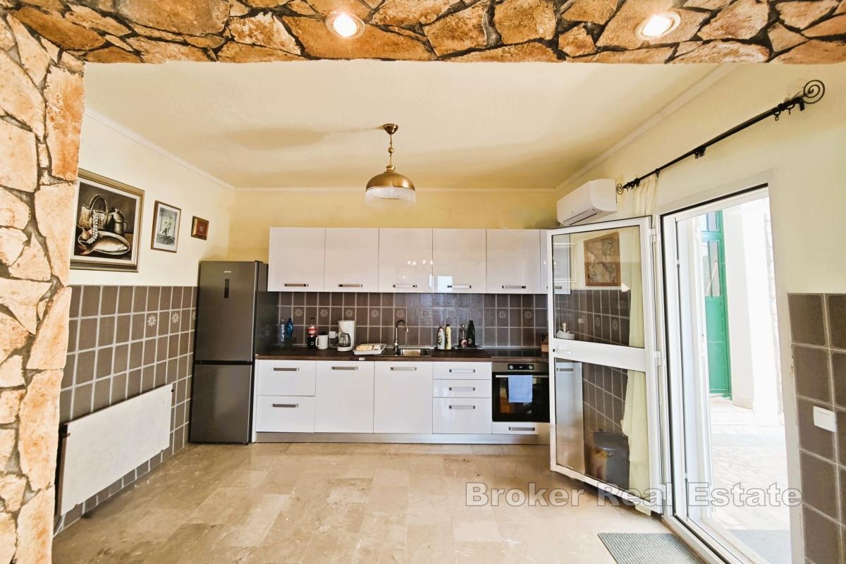 Vila s bazénem a olivovým hájem, 70 m od moře