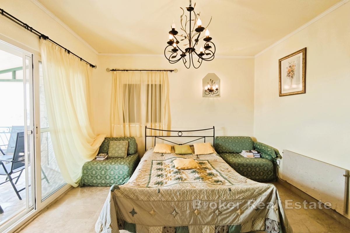 Villa med pool och olivlund, 70 m från havet