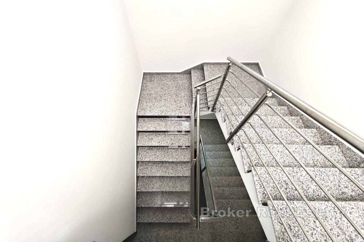 Новое здание - квартира с террасой и двумя парковочными местами