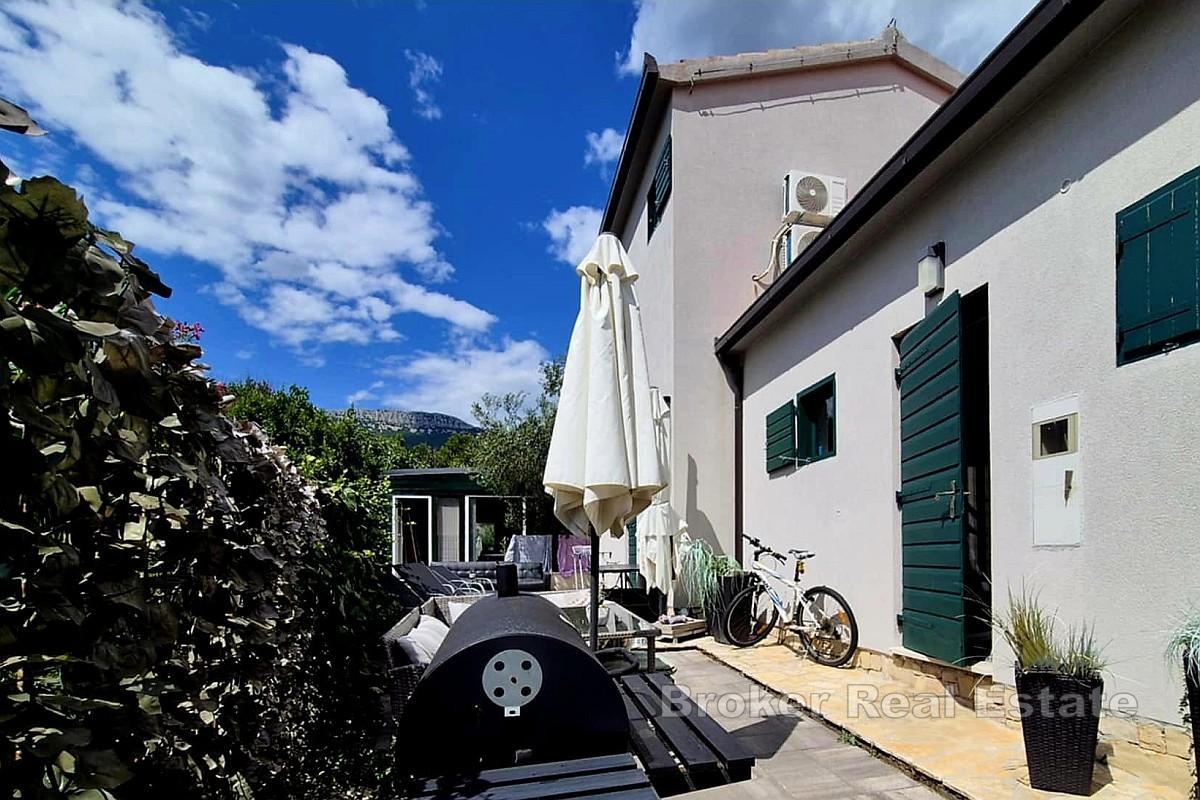 Casa di nuova costruzione con due appartamenti, giardino e parcheggio