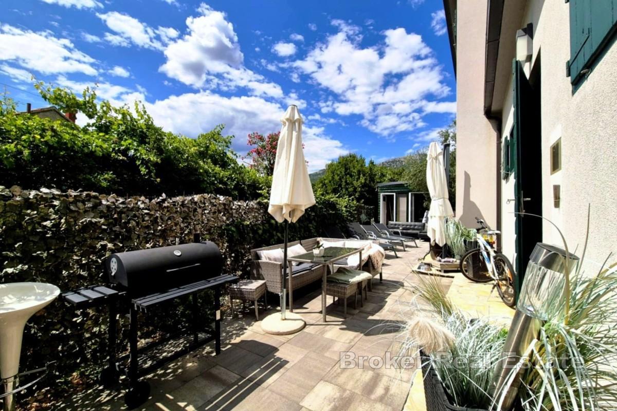 Casa di nuova costruzione con due appartamenti, giardino e parcheggio