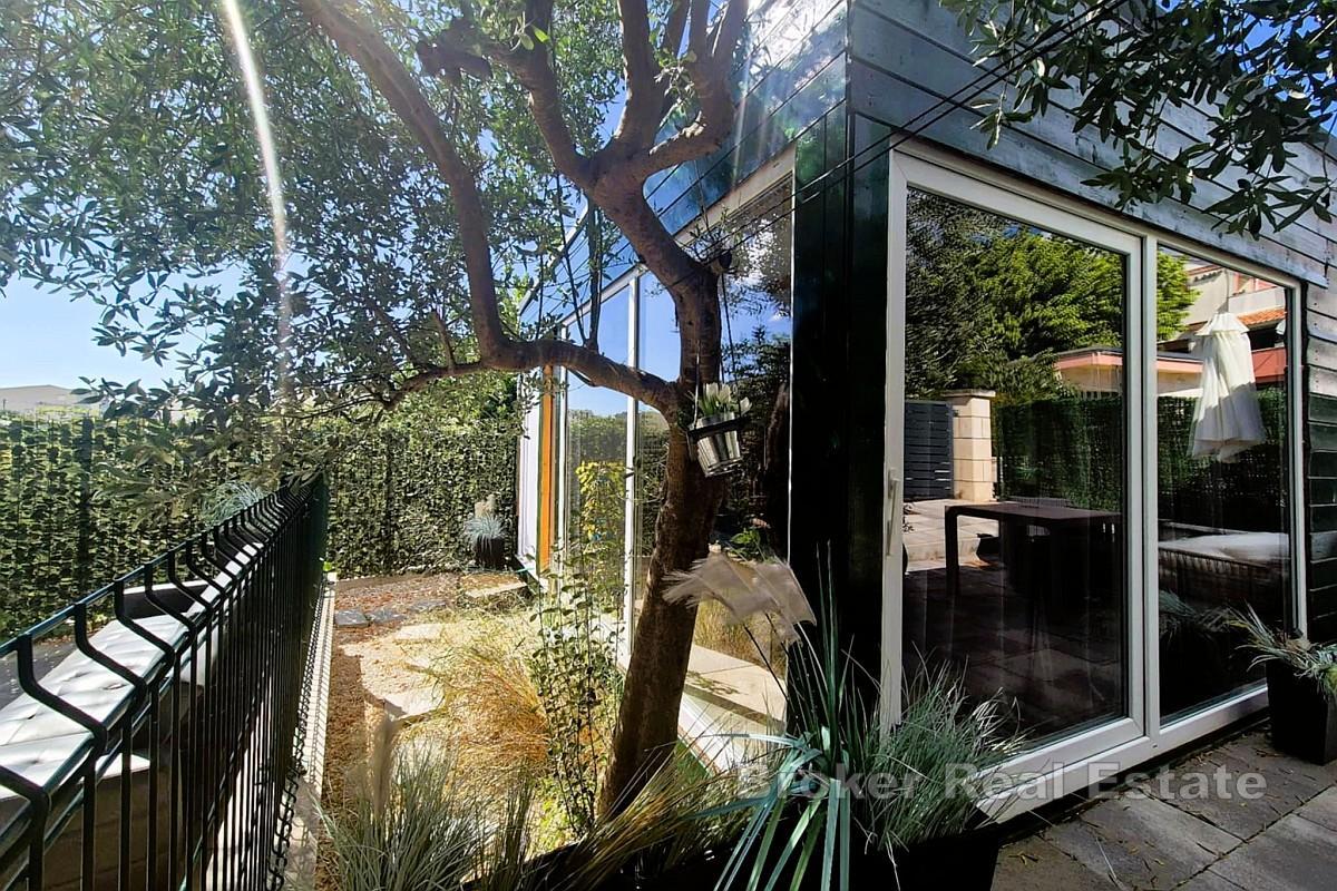 Casa di nuova costruzione con due appartamenti, giardino e parcheggio