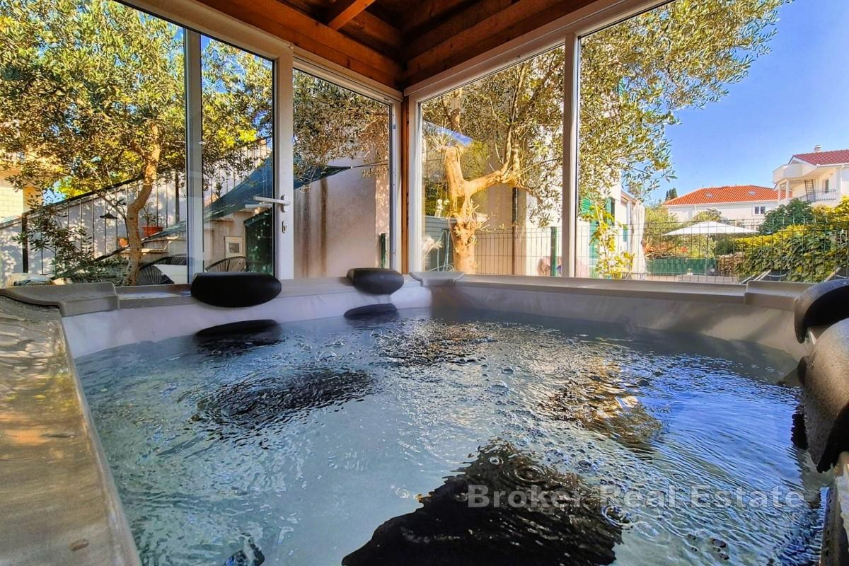 Nowo wybudowany dom z dwoma apartamentami, ogrodem i miejscem parkingowym