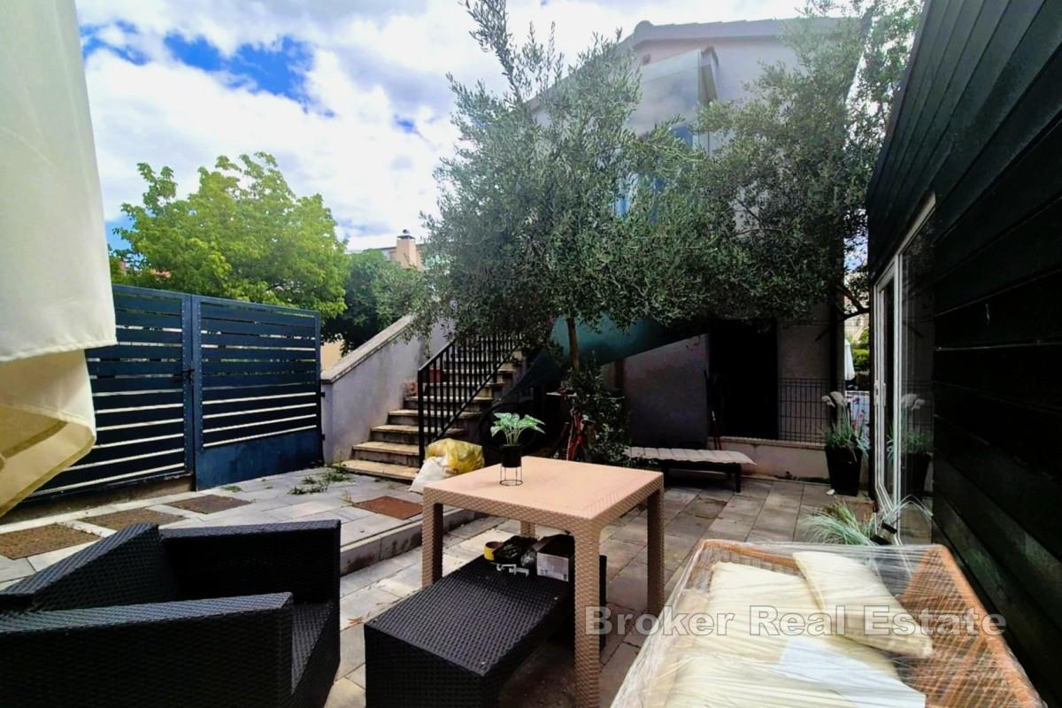 Casa di nuova costruzione con due appartamenti, giardino e parcheggio