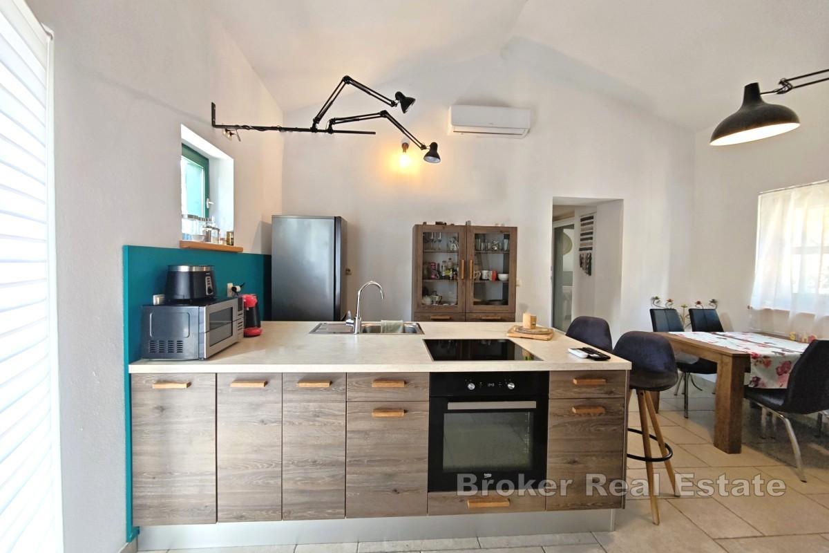 Casa di nuova costruzione con due appartamenti, giardino e parcheggio