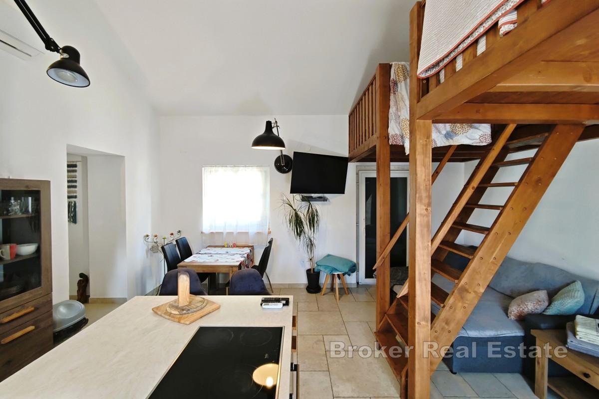 Casa di nuova costruzione con due appartamenti, giardino e parcheggio