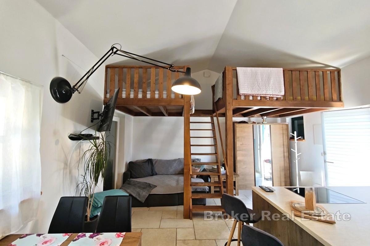 Casa di nuova costruzione con due appartamenti, giardino e parcheggio