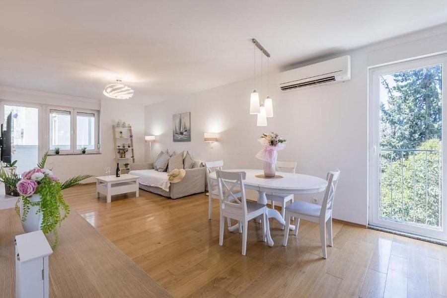001-2051-33-Split-centre-spacious-family-apartment-with-balcony-and-loggia-for-sale