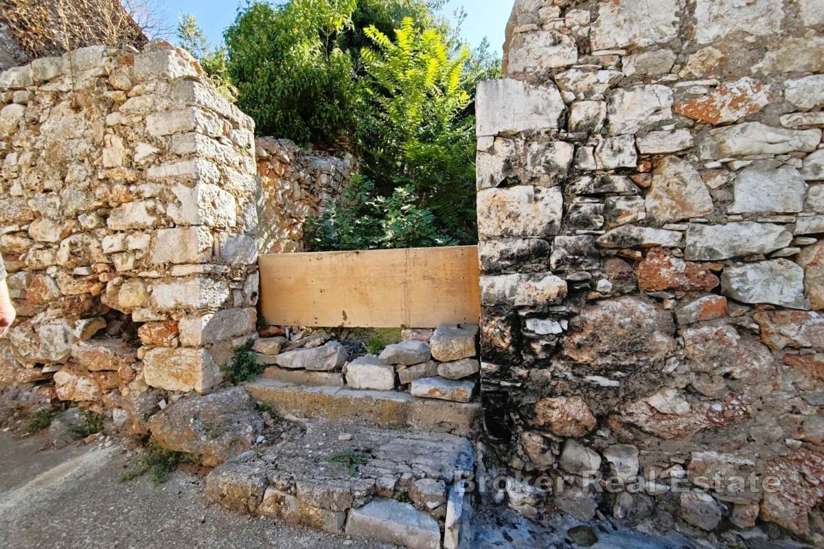 Два каменных дома под реконструкцию — в центре города, недалеко от моря