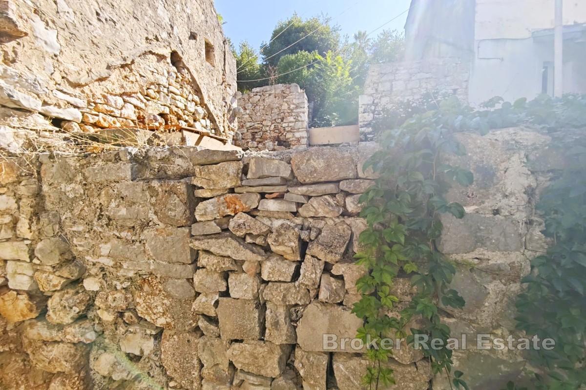 Dwa domy z kamienia do remontu – centrum miasta, blisko morza