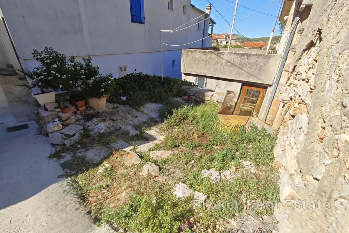 Dva kamenné domy k rekonstrukci - centrum města, blízko moře