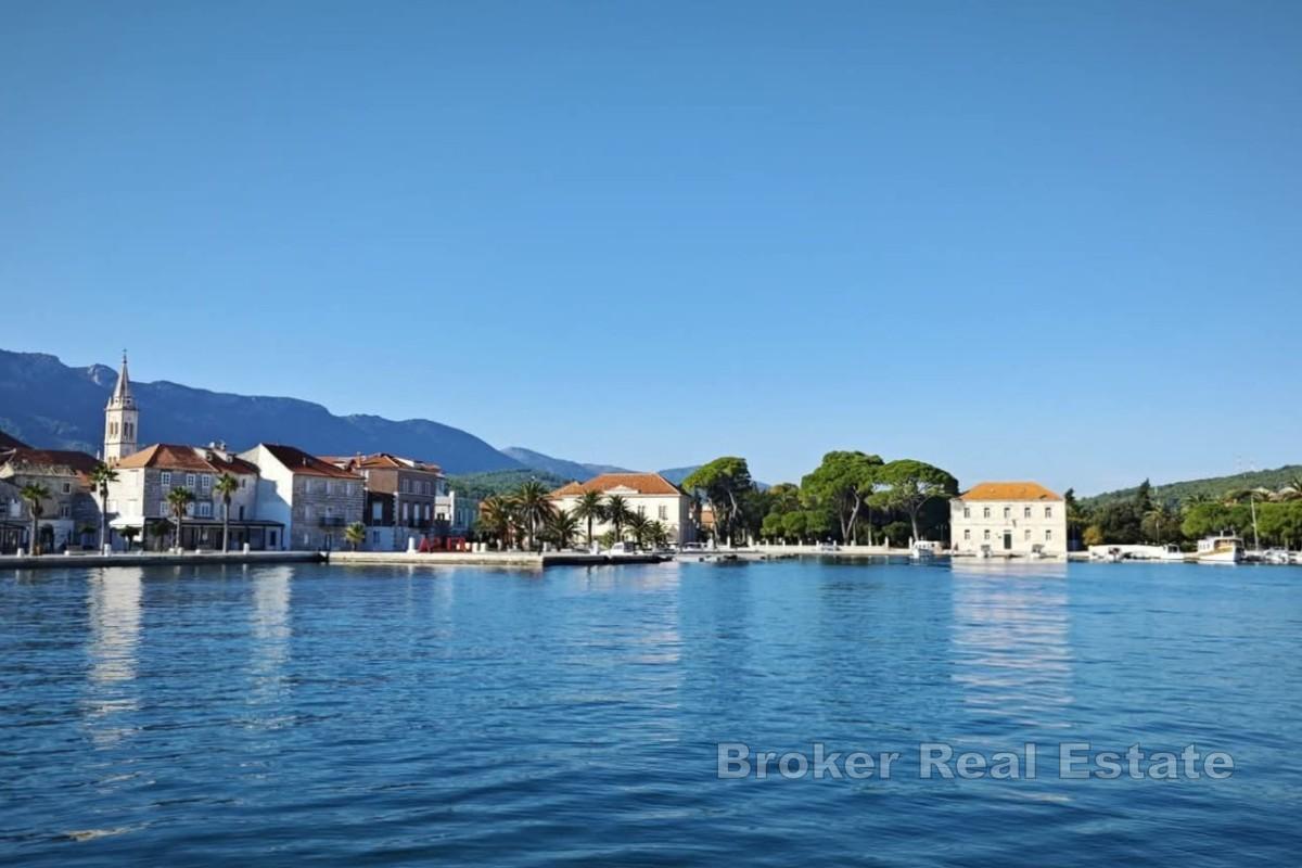 Два каменных дома под реконструкцию — в центре города, недалеко от моря