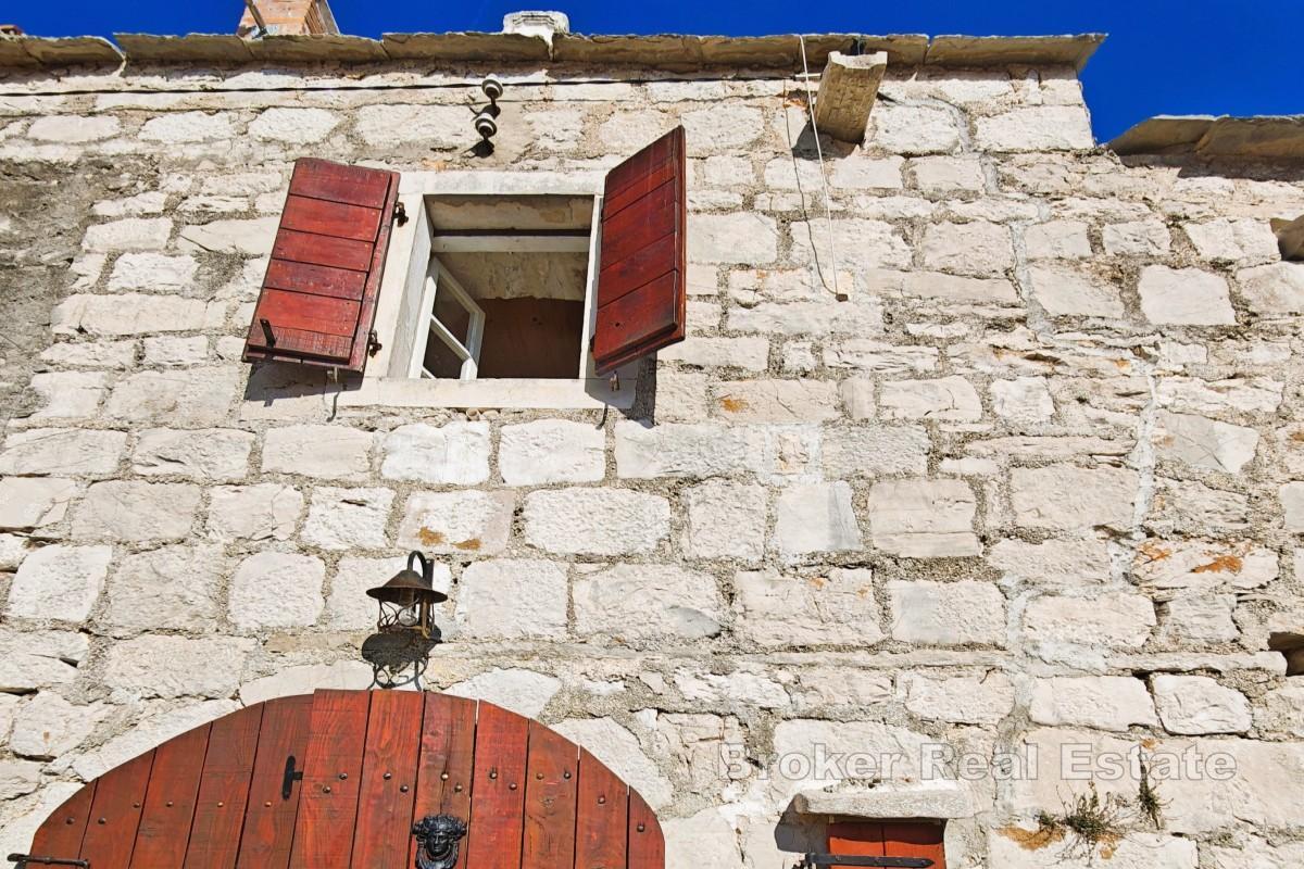 Rustikalna kamena kuća s kaminom i terasom, blizina mora