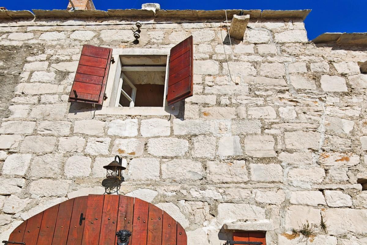 001-2051-46-island-hvar-rustic-stone-house-near-the-sea-for-sale
