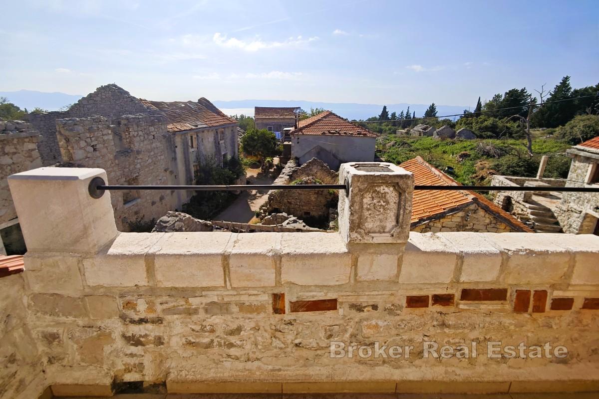 Каменный дом в деревенском стиле с камином и террасой, недалеко от моря