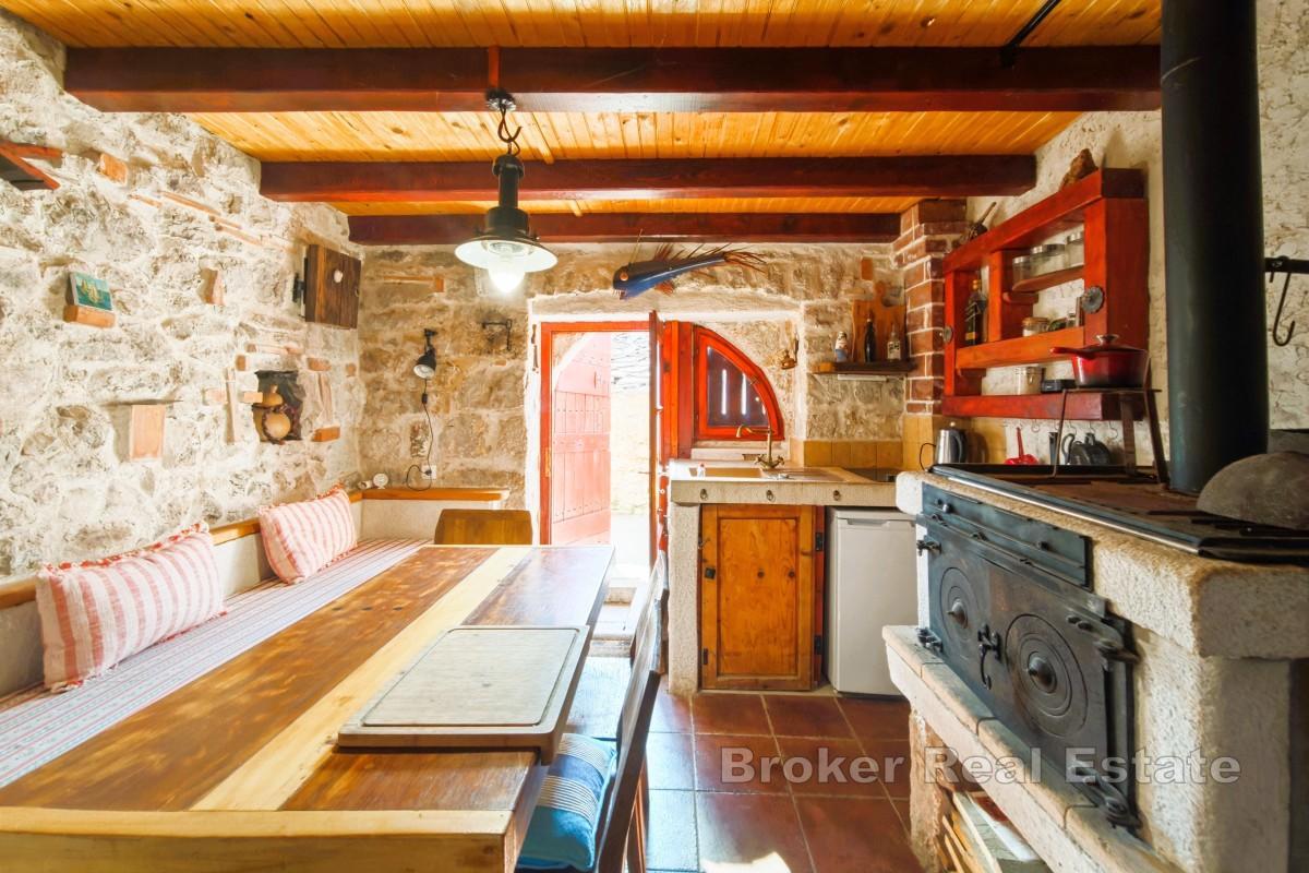 Rustikt stenhus med öppen spis och terrass, nära havet