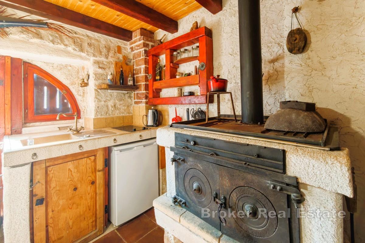 Каменный дом в деревенском стиле с камином и террасой, недалеко от моря