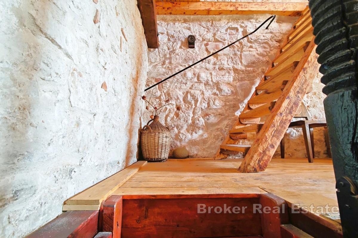 Каменный дом в деревенском стиле с камином и террасой, недалеко от моря