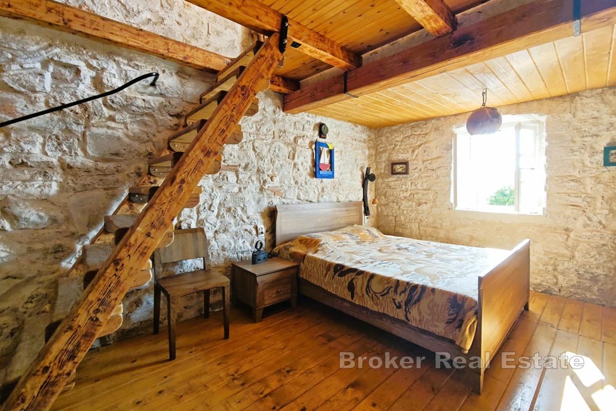 Rustikt stenhus med öppen spis och terrass, nära havet