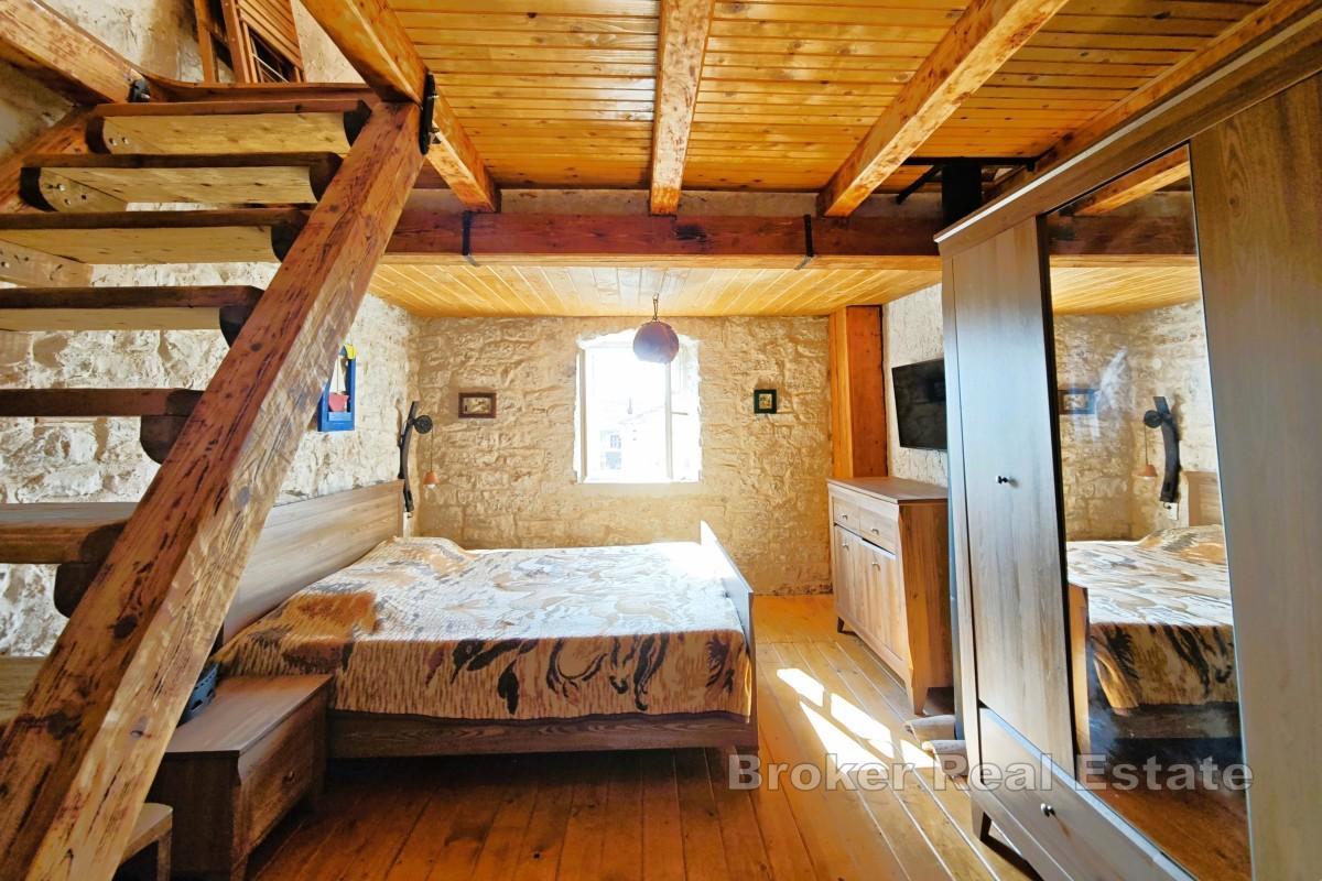 Rustikální kamenný dům s krbem a terasou, blízko moře
