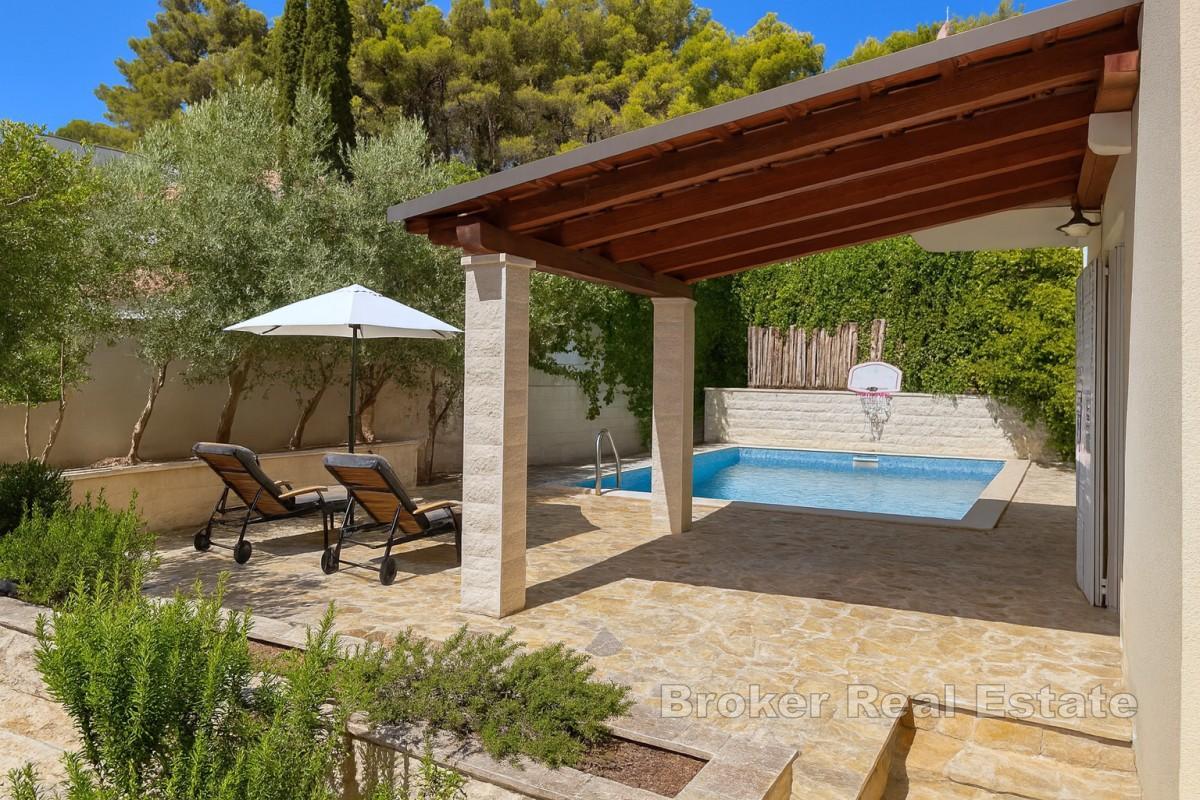 Mediterranes Haus mit Pool und Weinkeller - in Meeresnähe