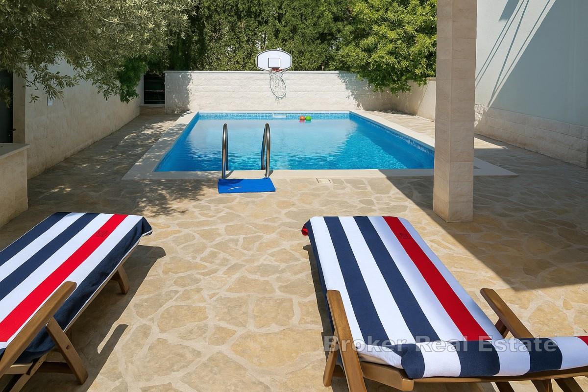 Mediterranes Haus mit Pool und Weinkeller - in Meeresnähe