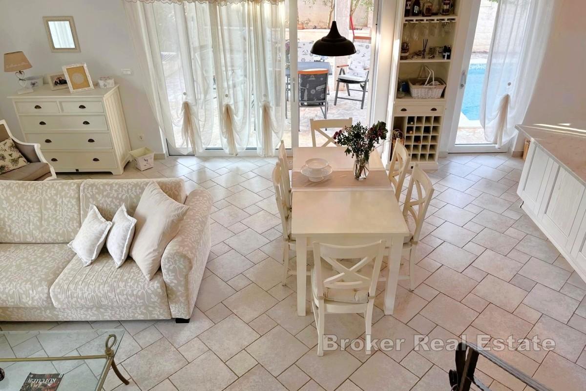 Mediterranes Haus mit Pool und Weinkeller - in Meeresnähe