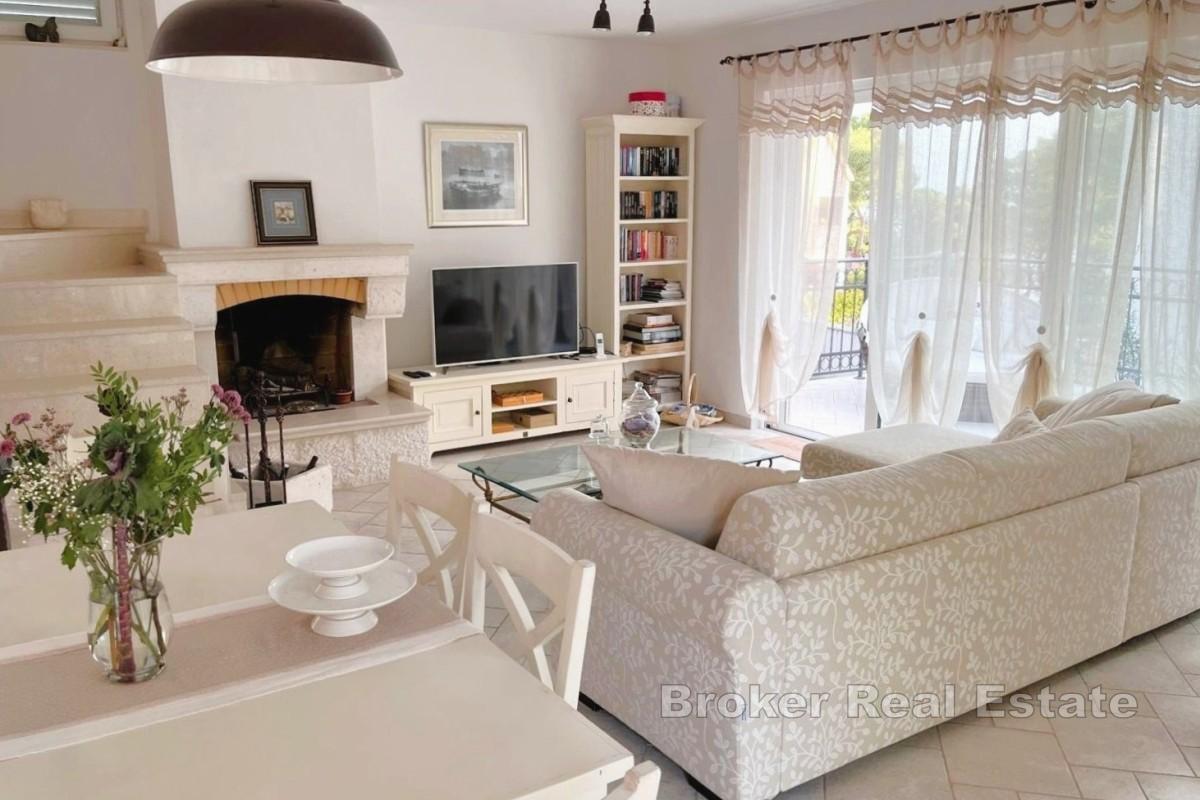 Mediterranes Haus mit Pool und Weinkeller - in Meeresnähe