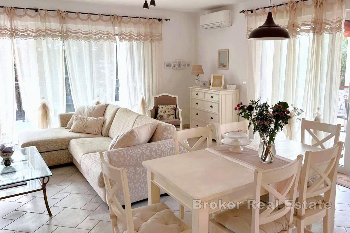 Mediterranes Haus mit Pool und Weinkeller - in Meeresnähe