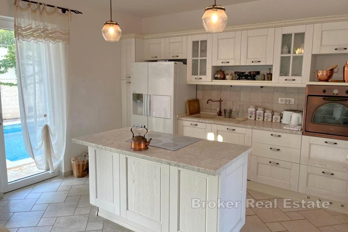 Middelhavshus med basseng og vinkjeller - nær sjøen