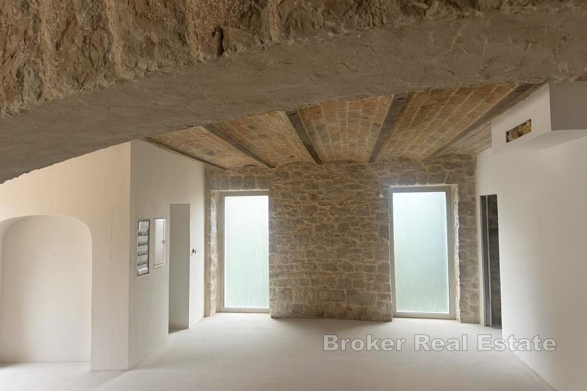 Nowo wyremontowany apartament z trzema sypialniami – centrum miasta