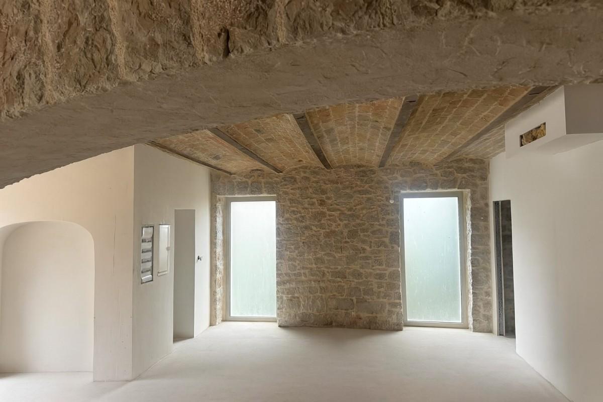 001-2051-49-Newly-decorated-three-bedroom-apartment-town-centre-for-sale