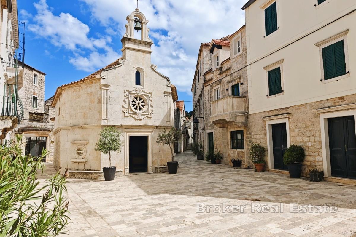 Nowo wyremontowany apartament z trzema sypialniami – centrum miasta