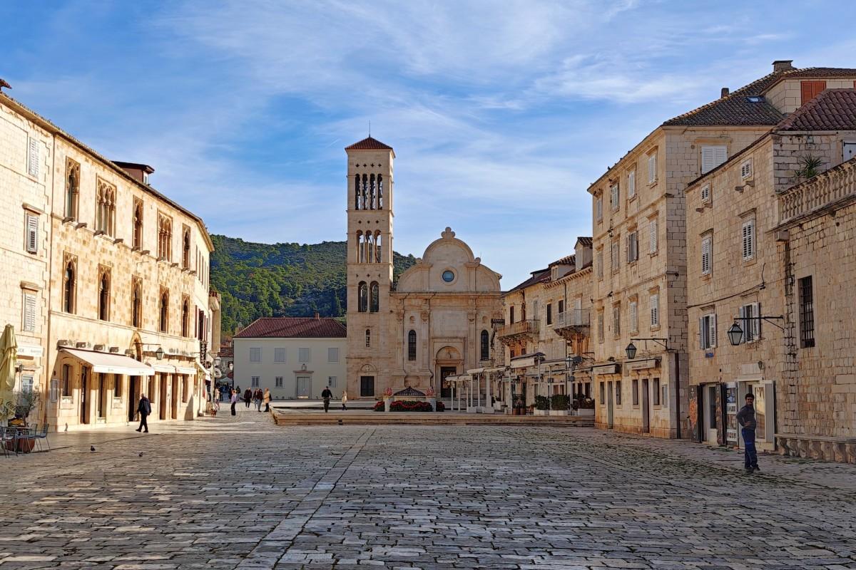 001-2051-51-island-hvar-business-space-in-city-center-for-rent