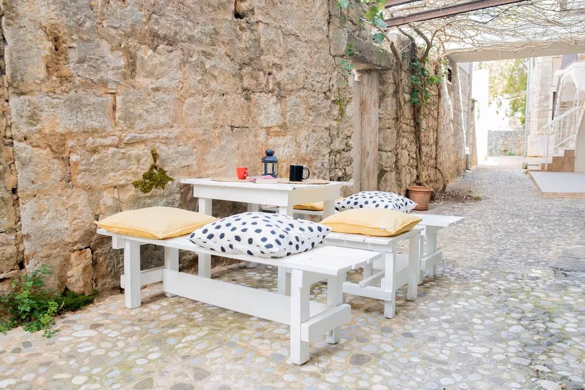 001-2051-52-Hvar-Stone-house-in-a-picturesque-location-for-sale