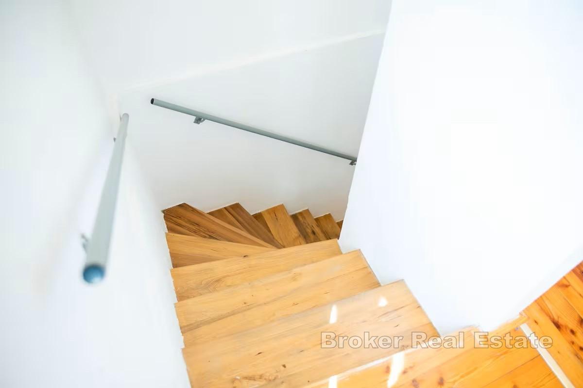 Casa in pietra in posizione pittoresca - vicino al mare