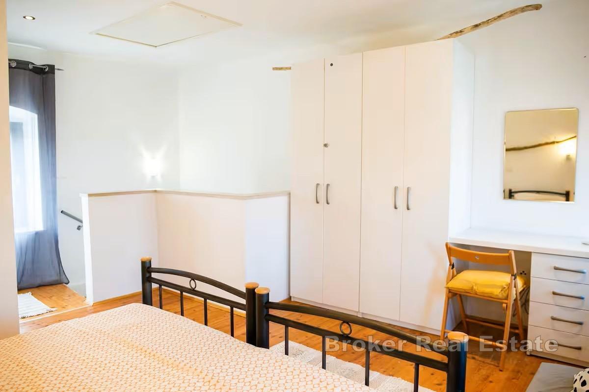 Casa in pietra in posizione pittoresca - vicino al mare