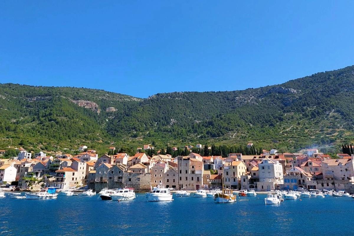 Neubau in Komiža – Wohnung mit Meerblick und Parkplatz