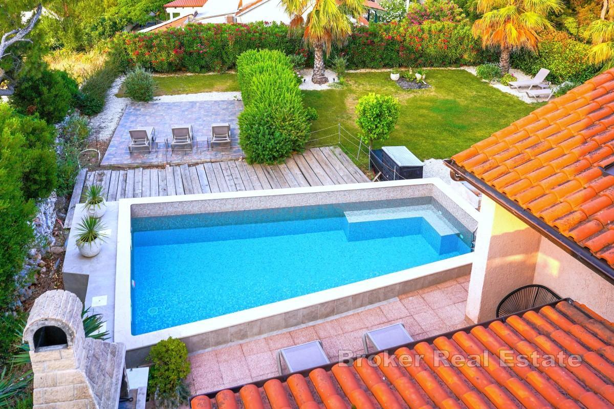 Semesterhus med medelhavsträdgård, pool och bastu