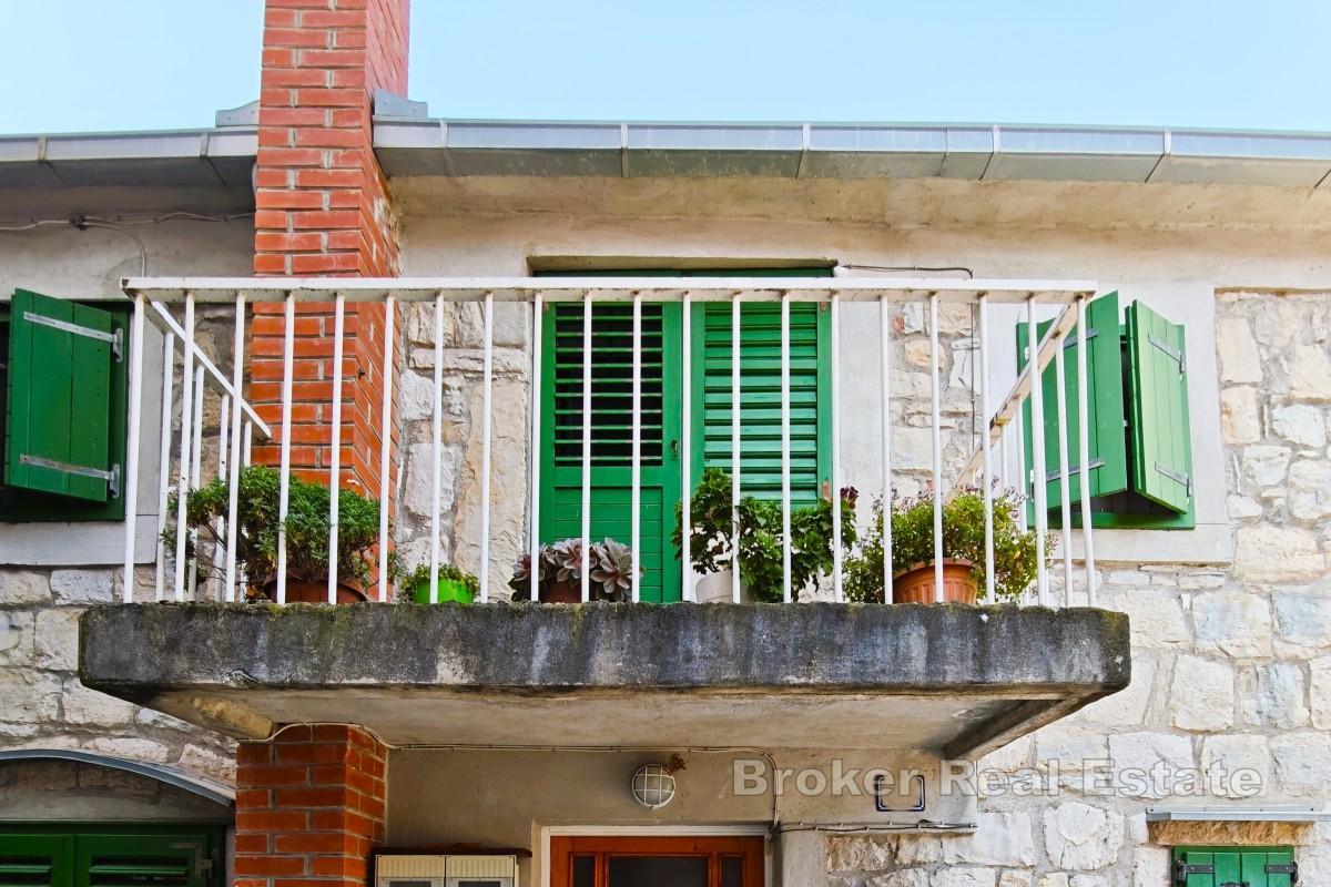 Maison en pierre rénovée avec jardin, parking et dépendance