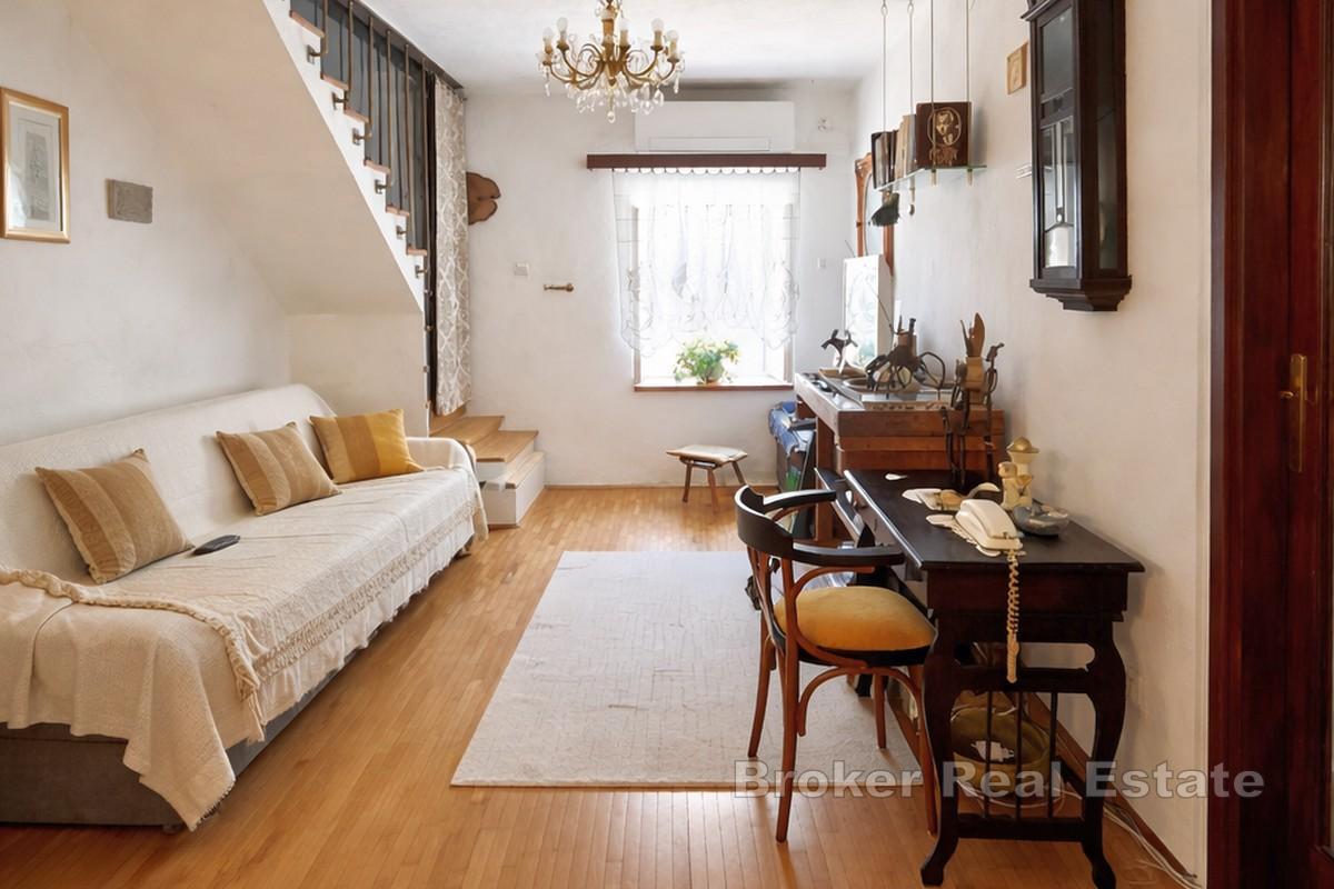 Renovirana kamena kuća s dvorištem, parkingom i dodatnim objektom